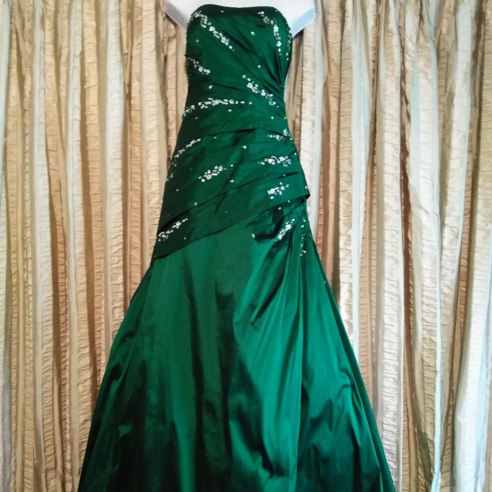 Size 9/10 Mori Lee Emerald Green Prom Dress